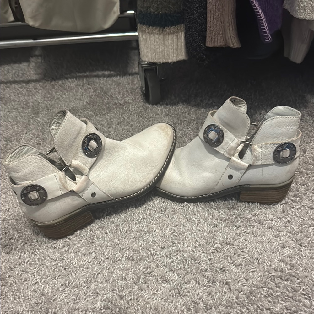 Chinese Laundry Women's White Ankle Boots